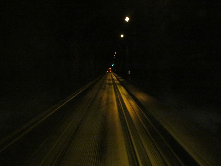 INTERIOR DEL TUNEL. SOLO UN CARRIL Y SOBRE LA VIA FERREA. TUNEL MILITAR. SIN NINGUN TIPO DE SALIDA DE EMERGENCIA